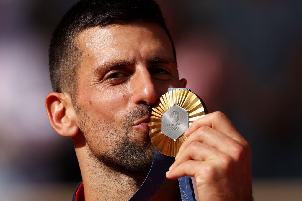 Zagrizao medalju, pa zaplakao kao dete: Novak ostvario najveći san, a onda se zbog jednog pitanja slomio pred celim svetom